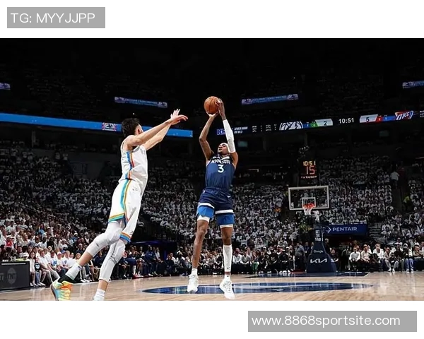 克拉克斯顿上半场表现惊艳7投5中砍下11分8篮板外线命中率完美