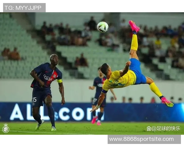 C罗精彩倒钩破门后队友热情为其戴帽子庆祝场面温馨