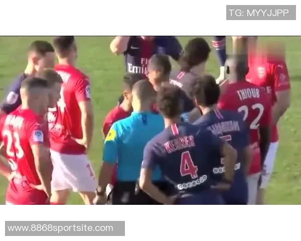 姆巴佩精彩过人遭对手推倒主裁对其进行严厉教育引发热议 姆巴佩精彩过人遭对手推倒主裁对其进行严厉教育引发热议