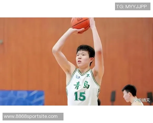 杨瀚森背粉色小书包启程湾区NBA首秀即将开启 杨瀚森背粉色小书包启程湾区NBA首秀即将开启
