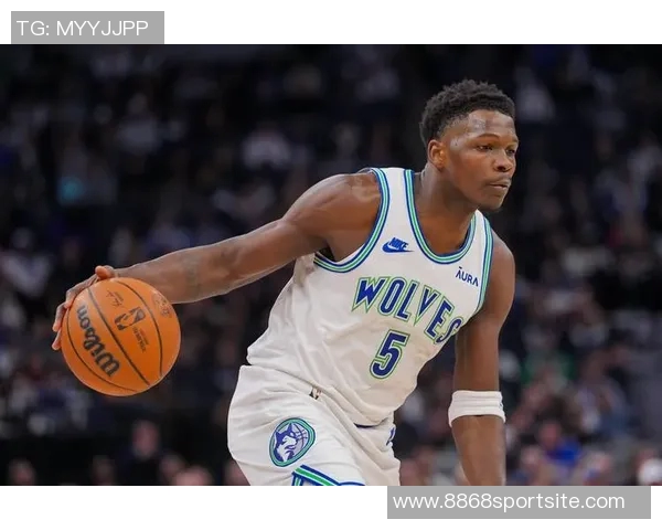 爱德华兹首节火力全开9投6中砍下14分2板3助与东契奇展开激烈对决